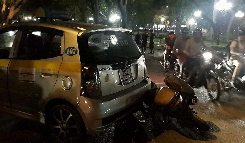 Cai nhau voi vo, tai xe oto tong guc hang loat xe may hinh anh