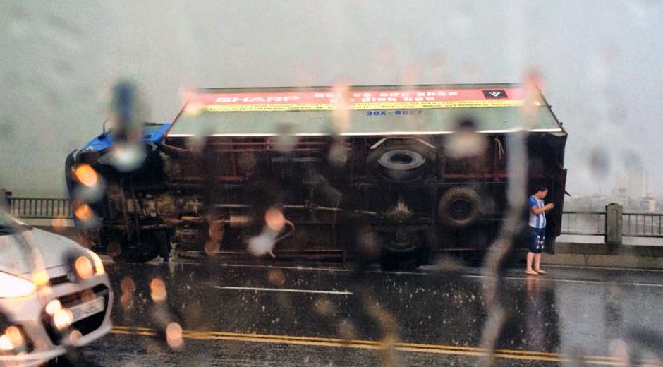 Hai nguoi chet, hon 10 nguoi nhap vien vi dong lon hinh anh