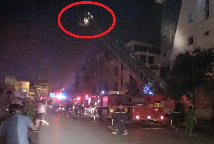 Chay nha trong dem, 5 nguoi duoc cuu thoat hinh anh