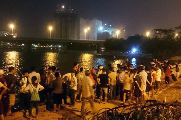 Thi the nguoi dan ong tren ho Linh Dam hinh anh