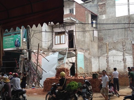 Nha 3 tang bong dung sap do luc sang som hinh anh