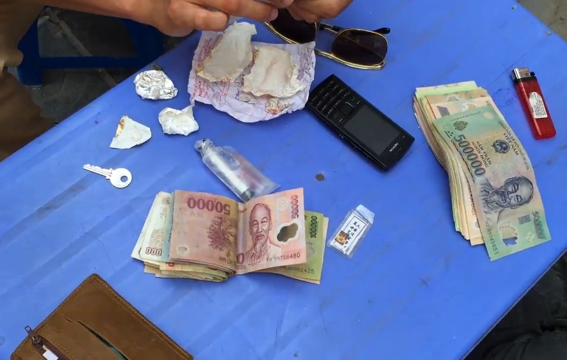 Vut xe bo chay, phi tang ma tuy khi gap CSGT hinh anh