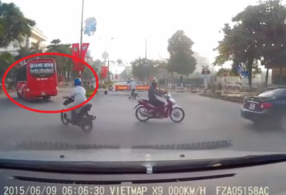 Xe khach di nguoc chieu, mao hiem bang duong ray hinh anh