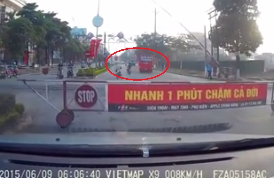 Xe khach lao qua duong ray truoc mui tau hoa hinh anh