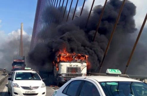 Xe tai boc chay ngun ngut tren cau Bai Chay hinh anh