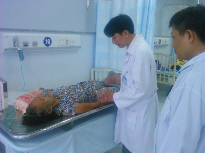 Bệnh nhân Liêu Thị Suốt được đưa đến cấp cứu ở Bệnh viện Đa khoa TP Cần Thơ.