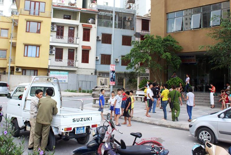 Mot phu nu roi tu tang 29 hinh anh