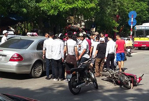 20 nguoi giai cuu ong cu mac ket duoi gam oto hinh anh