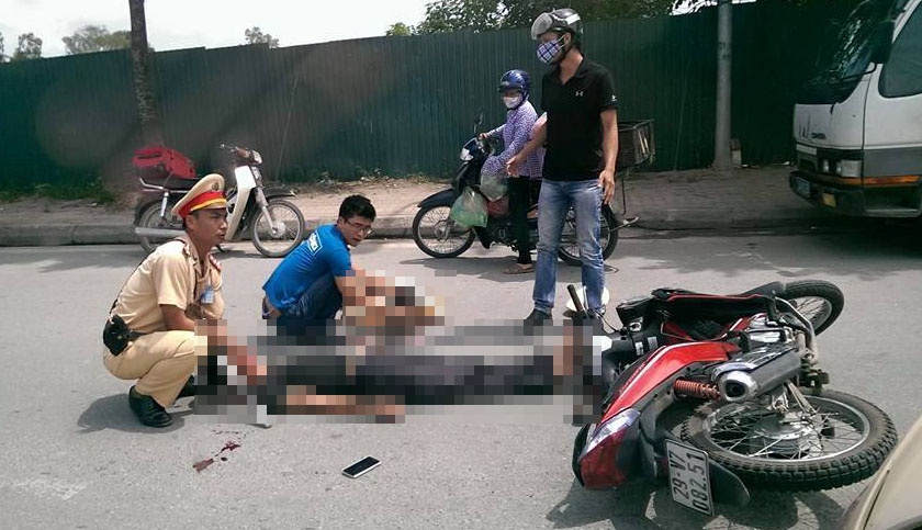 Xe may tong trung ta CSGT bat tinh giua cao toc hinh anh