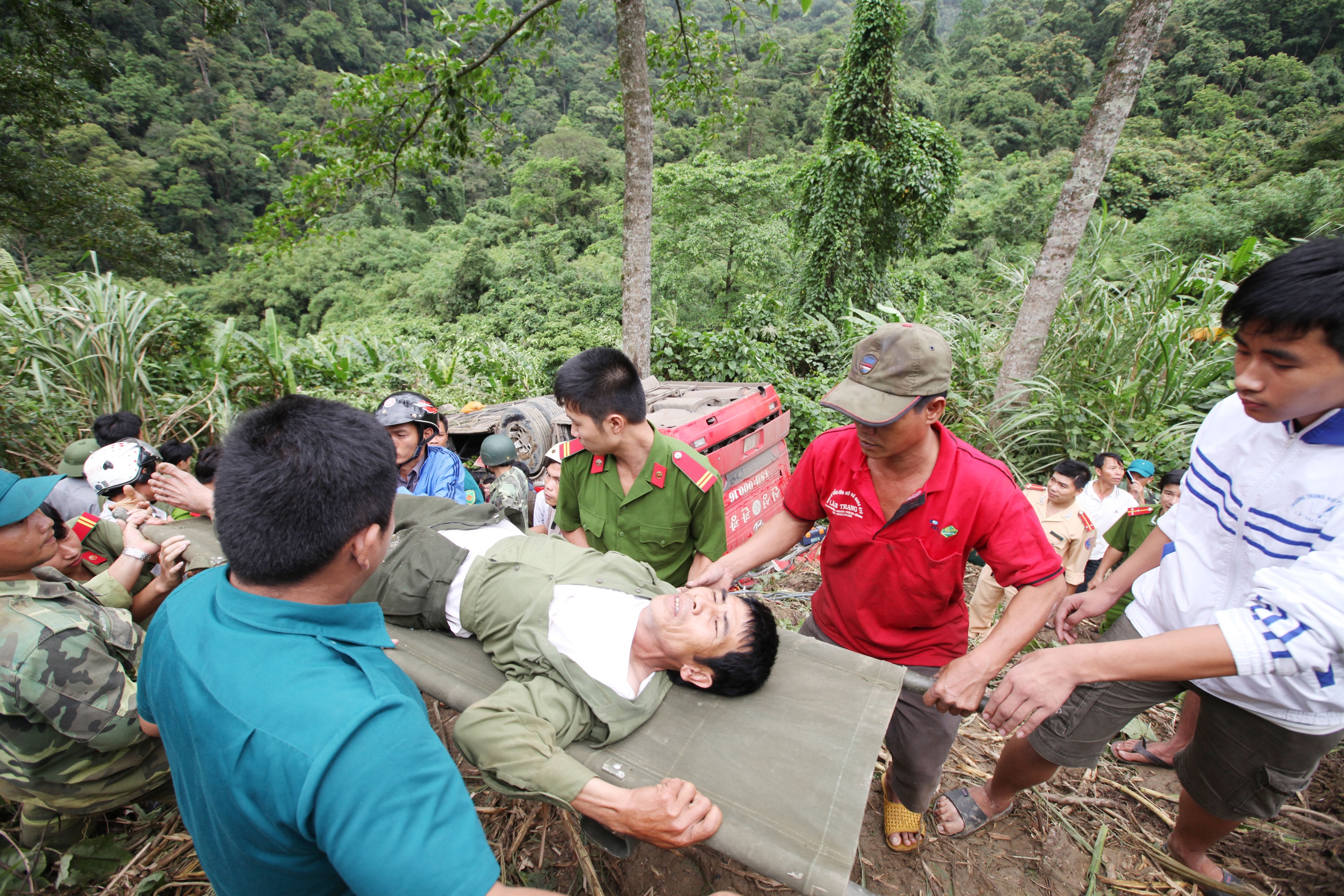 Hien truong xe giuong nam lao xuong vuc o deo Lo Xo hinh anh