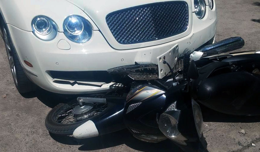 Xe sieu sang Bentley tong nam sinh nhap vien hinh anh