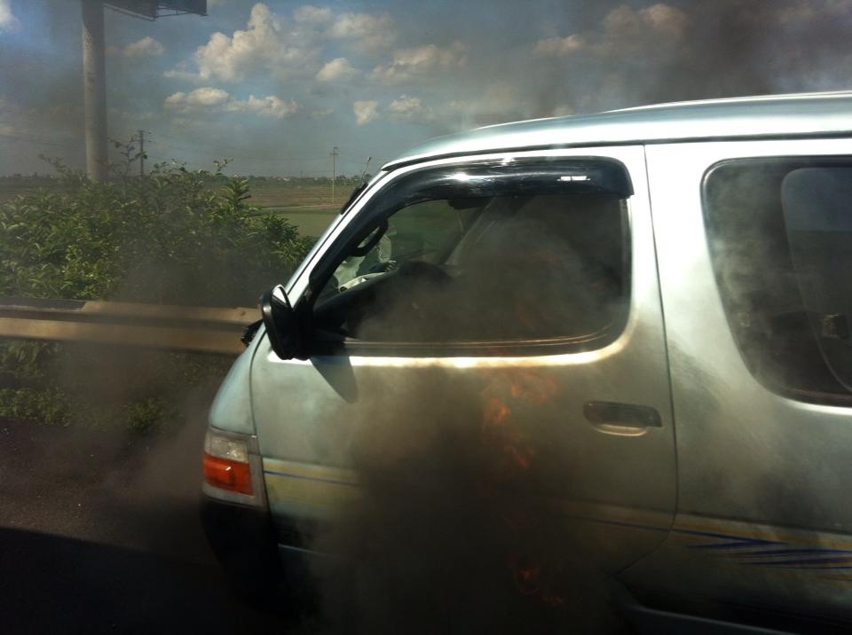 Oto 16 cho boc chay tren cao toc, hanh khach dap cua thoat than hinh anh