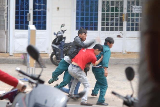 Dan quan danh nhau giua duong khi di hat karaoke hinh anh