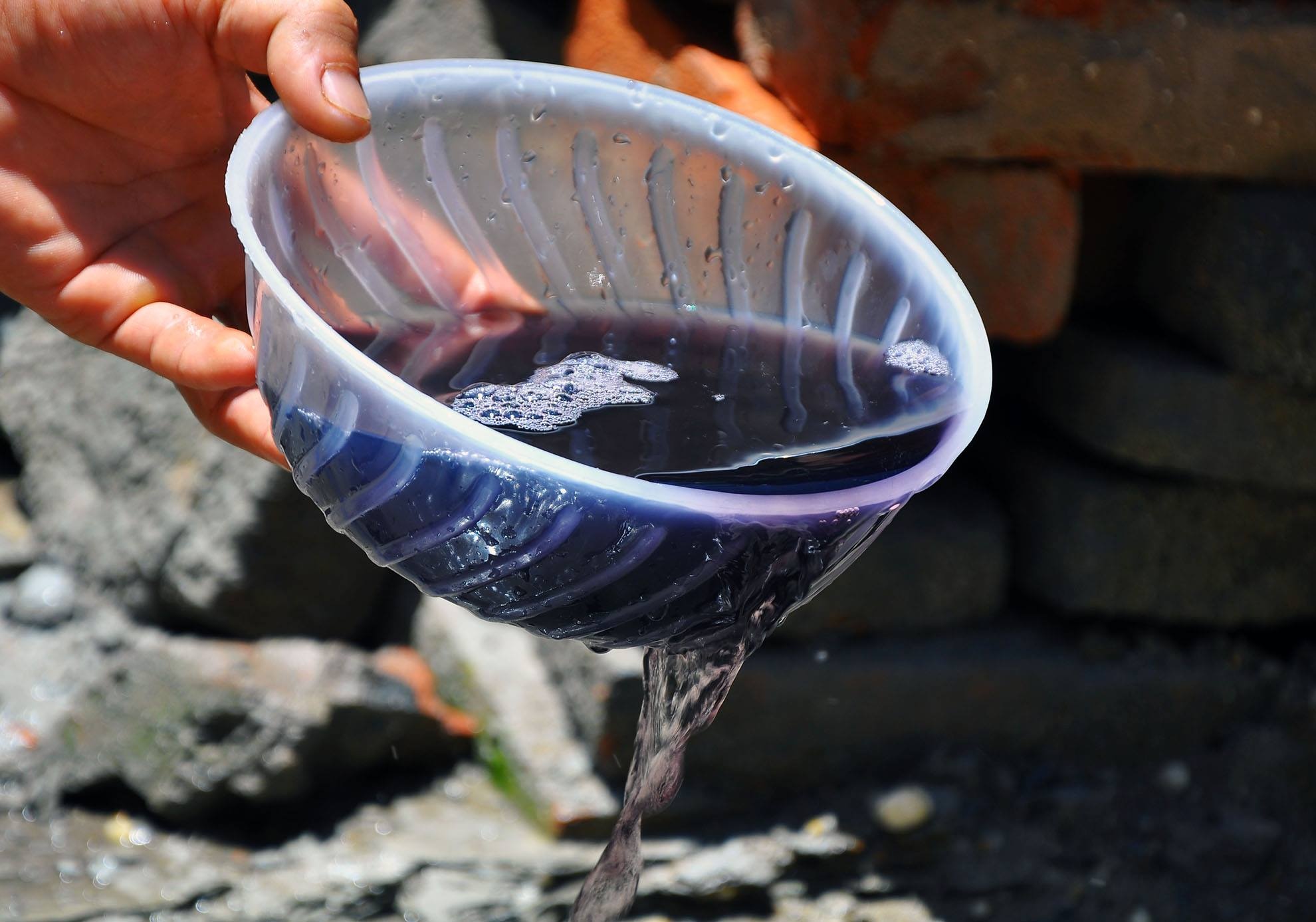 Nuoc gieng chuyen mau tim den khi pha tra hinh anh