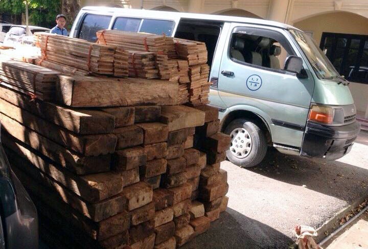 Tai xe xe bien xanh bo chay khi bi CSGT dung phuong tien hinh anh