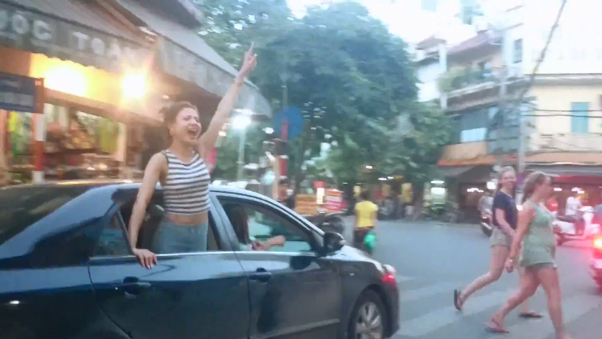 Nhom chan dai tren xe hop gao ru quanh ho Guom hinh anh