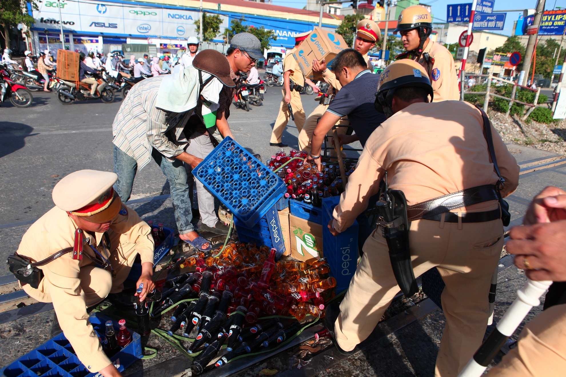 Thoat chet sau cu nga tren duong ray hinh anh