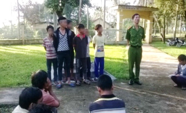 Kiem diem nhom thanh nien nem da nguoi di duong hinh anh