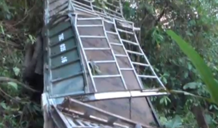 Oto roi xuong vuc, chu xe tu vong hinh anh