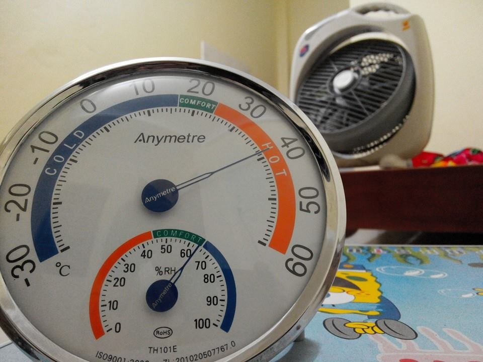 Nguoi Ha Noi vat va vi mat dien lien tuc giua dem hinh anh