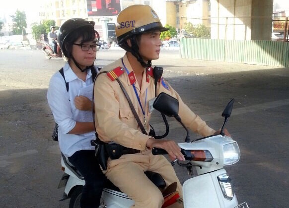 Bo nga xe, con duoc CSGT dua toi diem thi hinh anh