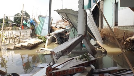 Sat lo trong dem, 3 can nha sup xuong song hinh anh