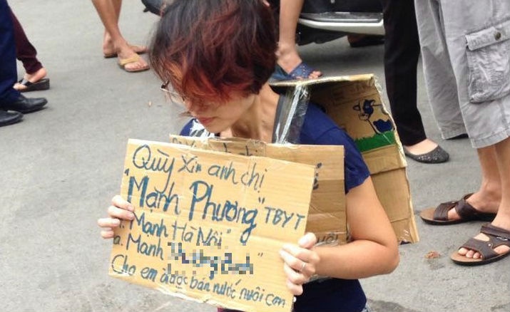 Co gai quy goi xin ban tra da nuoi con hinh anh