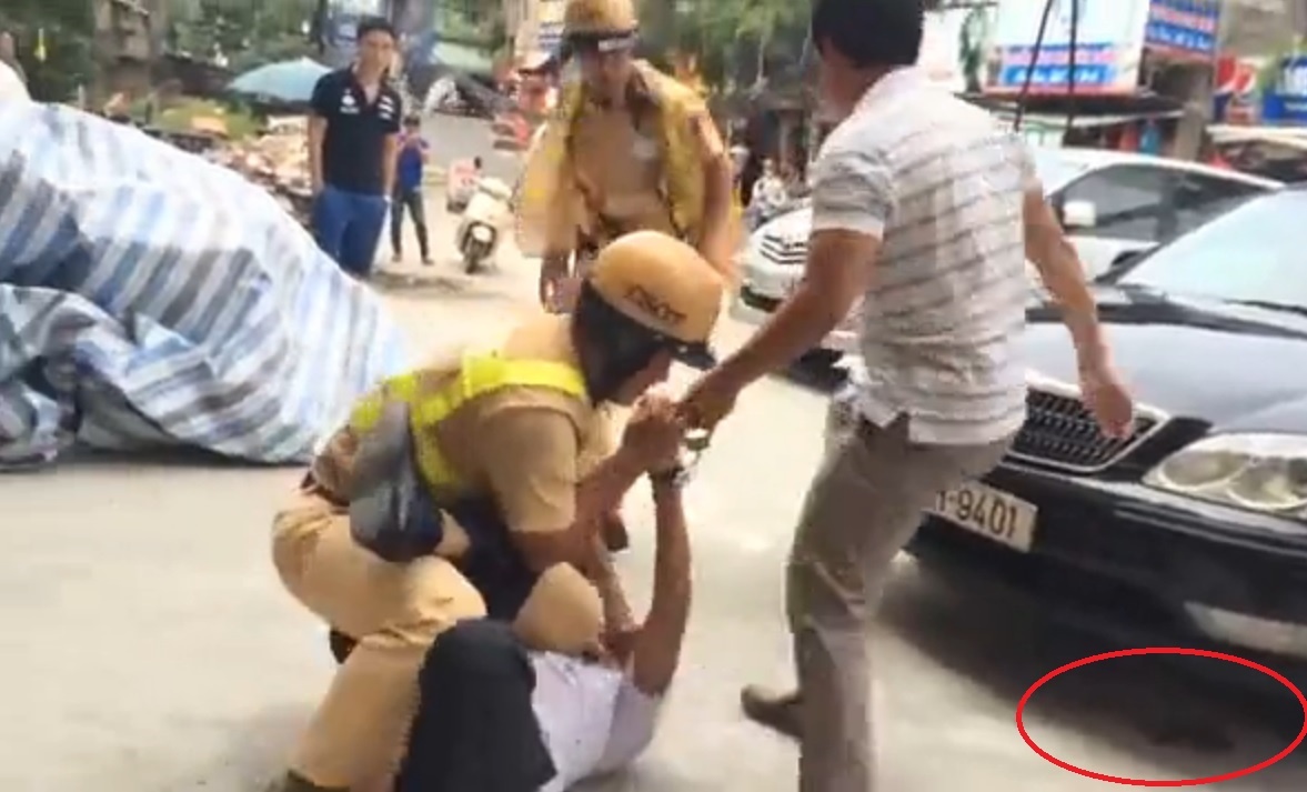 Vu CSGT bi xo nga, roi sung: Hai nguoi vi pham deu say xin hinh anh