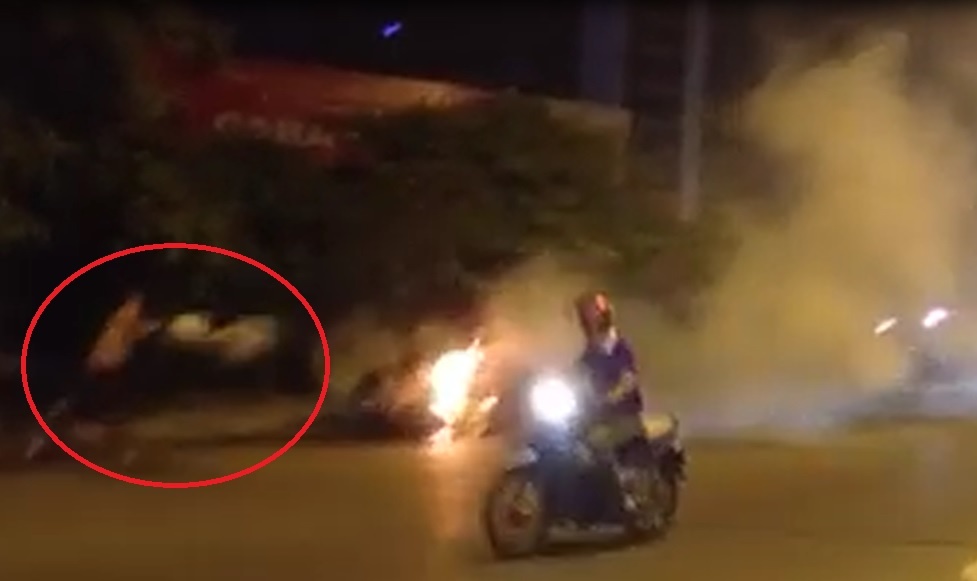 So binh xang no, nhieu nguoi bo chay khi thay oto boc chay hinh anh