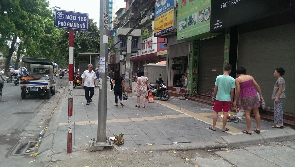 Tai xe xe om dot quy giua pho luc sang som hinh anh