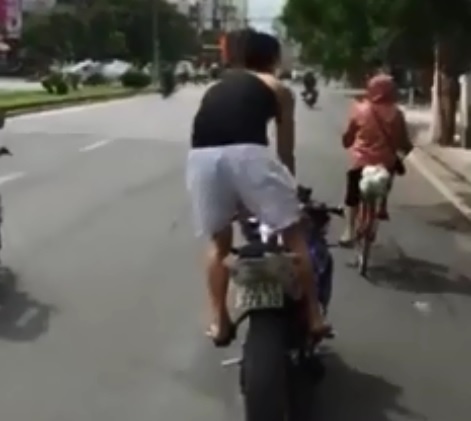 Mao hiem buong tay, lai xe may bang chan hinh anh