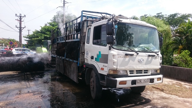 Xe tai boc chay tren quoc lo khi dang chay hinh anh