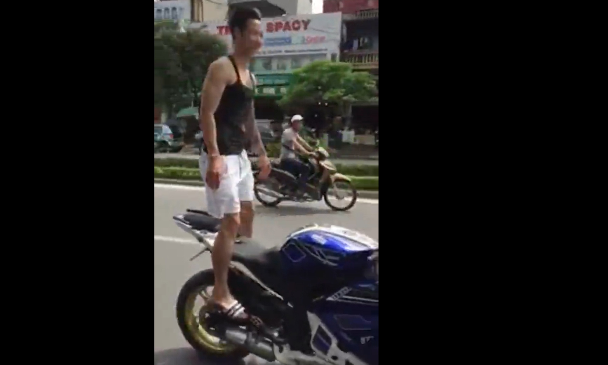 Buong tay, lai xe phan khoi lon bang chan hinh anh