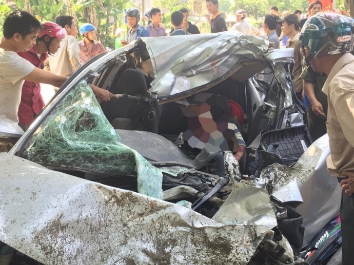 Bi xe tai dam, tai xe tu vong, vo va con nhap vien hinh anh