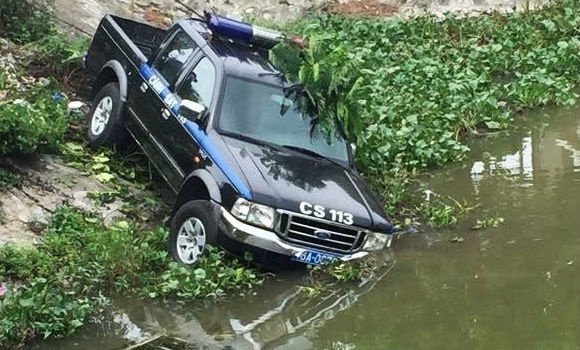 Oto canh sat 113 lao xuong song hinh anh