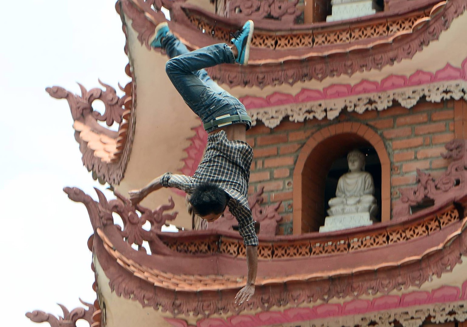 3 gio giai cuu thanh nien tren dinh bao thap 11 tang hinh anh