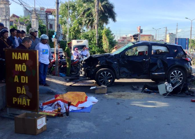 Mot phu nu vang khoi oto sau cu tong cua tau hoa hinh anh