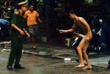 Nguoi khoa than cam keo chay khap pho bi ngo doc ma tuy hinh anh