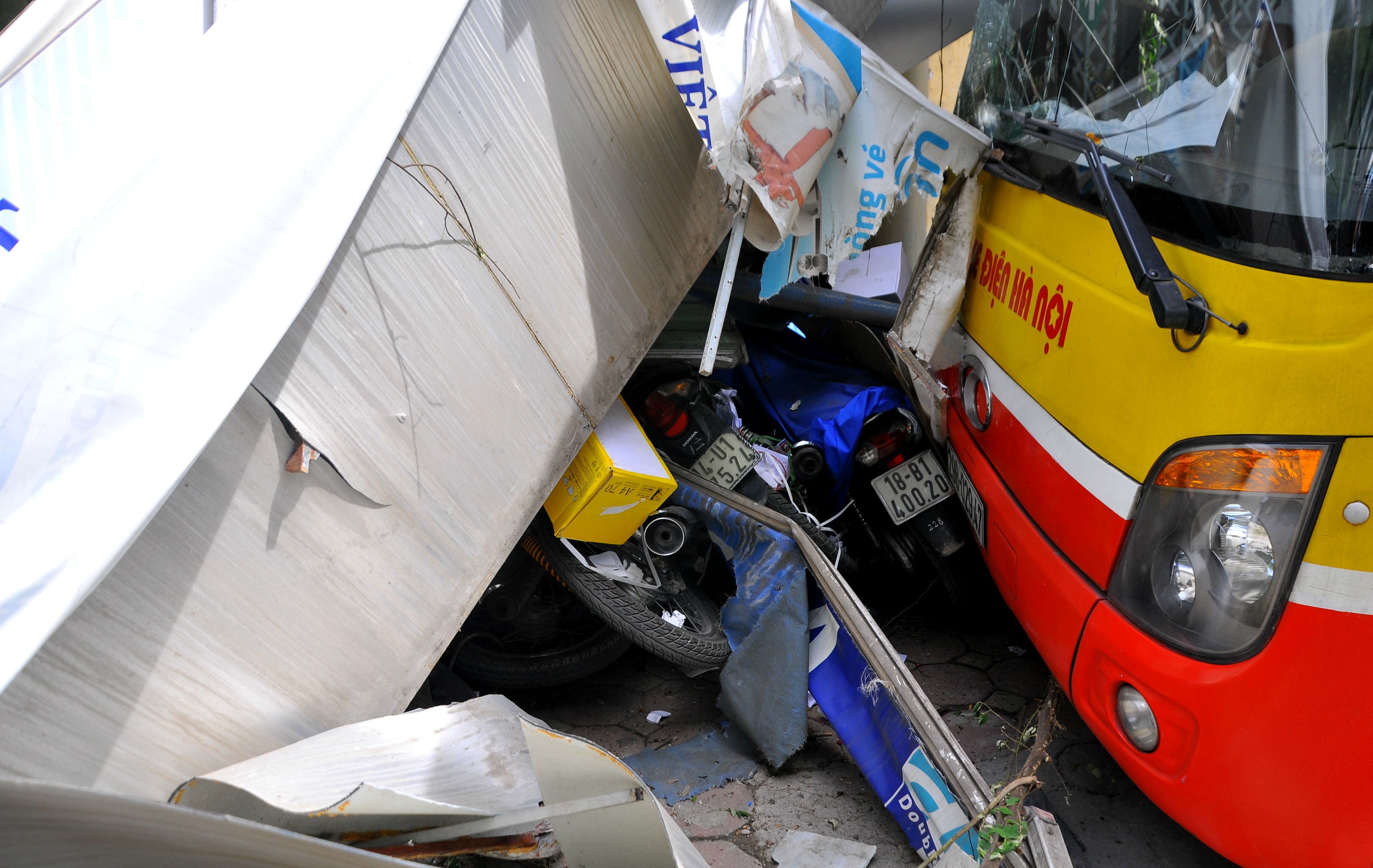 Xe buyt phi len via he huc gan chuc xe may hinh anh