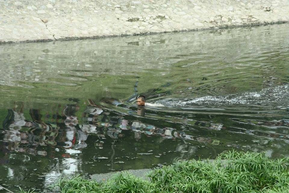 Nhay xuong song To Lich tron canh sat hinh anh