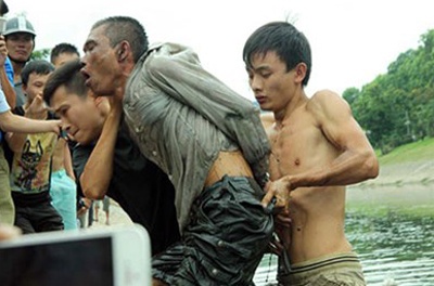 Nguoi dan ong nghi trom cap boi duoi song To Lich hinh anh