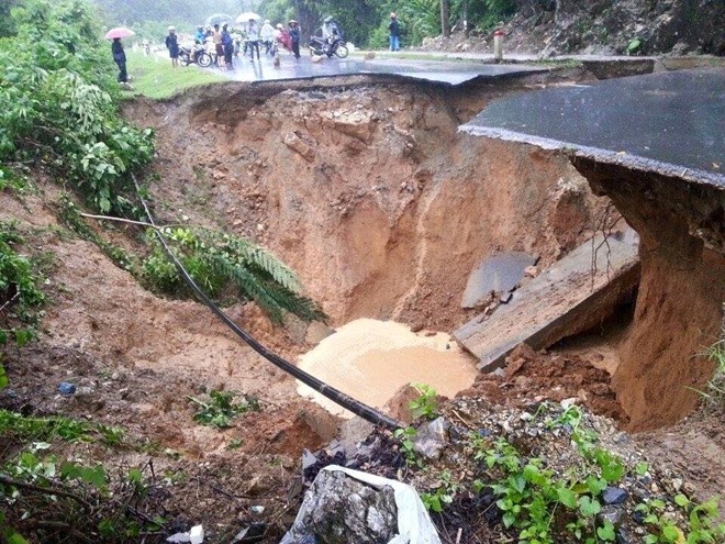 Mua lu gay sat lo nghiem trong quoc lo 4H hinh anh