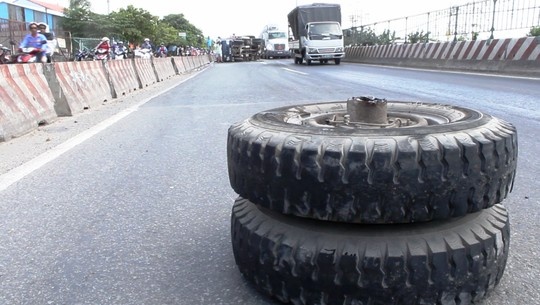 Gay truc, banh xe tai lan 100 m tren quoc lo 1 hinh anh