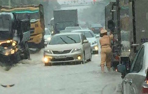 Quang Ninh ngap nang, CSGT dam mua day xe hinh anh