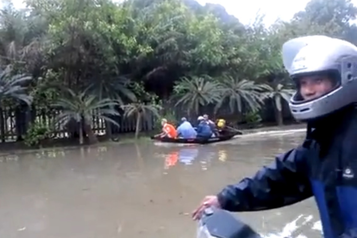 Dan Quang Ninh boi thuyen tren pho hinh anh