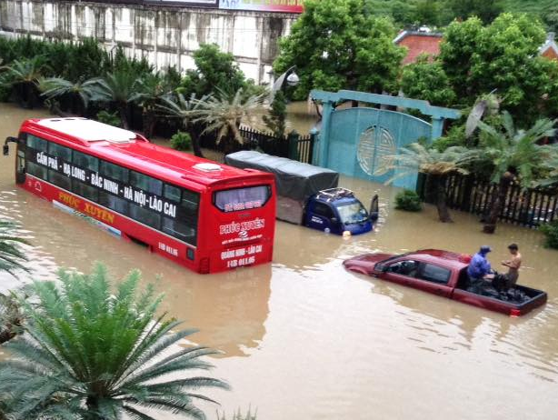 Quang Ninh van ngap sau, 3 nguoi bi nuoc cuon troi hinh anh