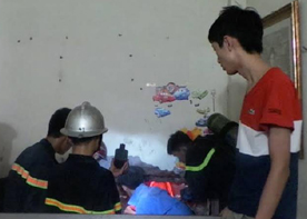 Roi tu tang 5, mot phu nu mac ket giua khe tuong hinh anh