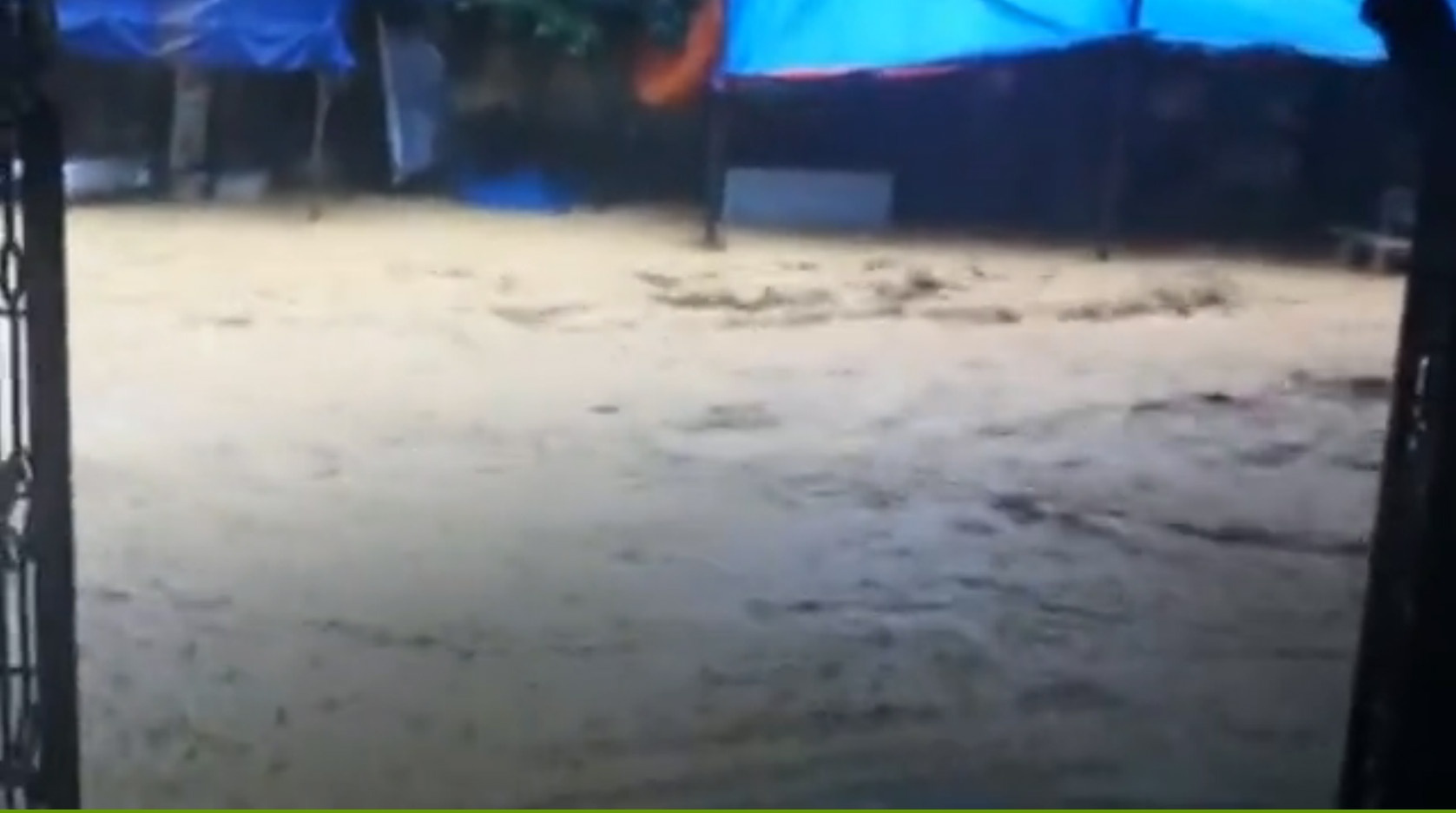 Nuoc lu chay tran tren duong o TP Cam Pha hinh anh