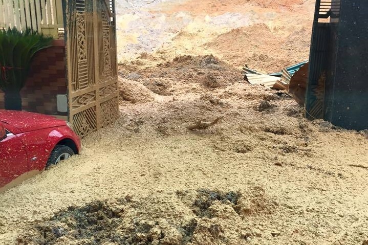 Canh dat da sat lo tan cong nha dan o Quang Ninh hinh anh