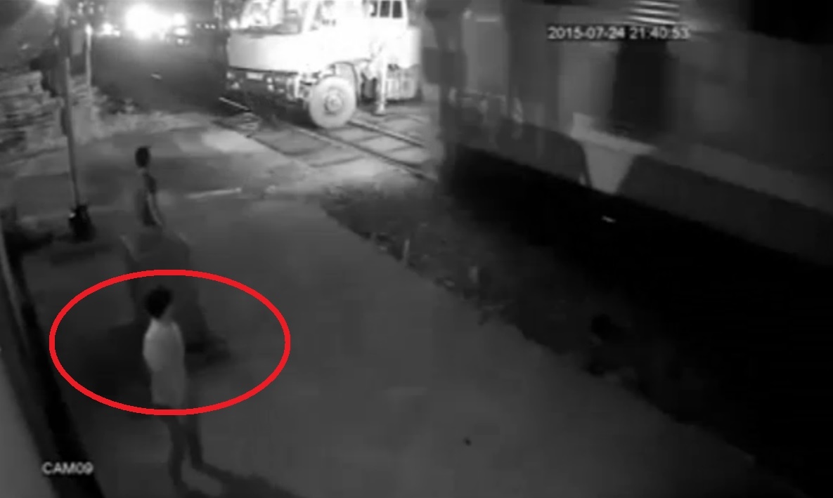 Tai xe bat luc nhin xe tai bi tau hoa tong tren duong ray hinh anh